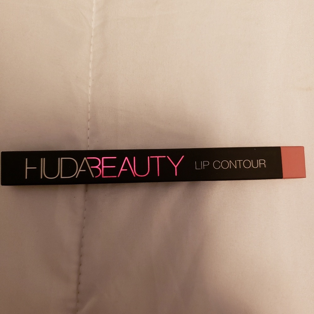 Huda Beauty Lip Contour